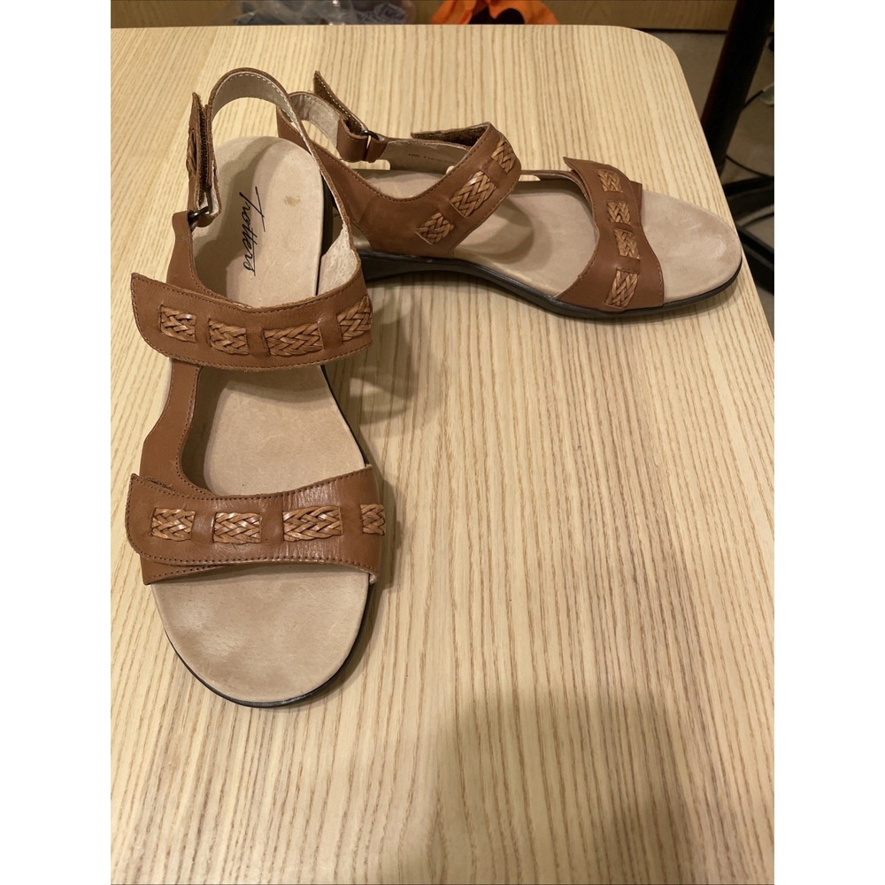 Trotters Romi Woven sandals in luggage leather Size 10
